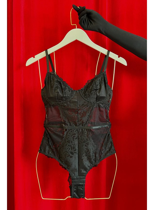 Body Meia Taça de Renda com Recortes sem Bojo Preto